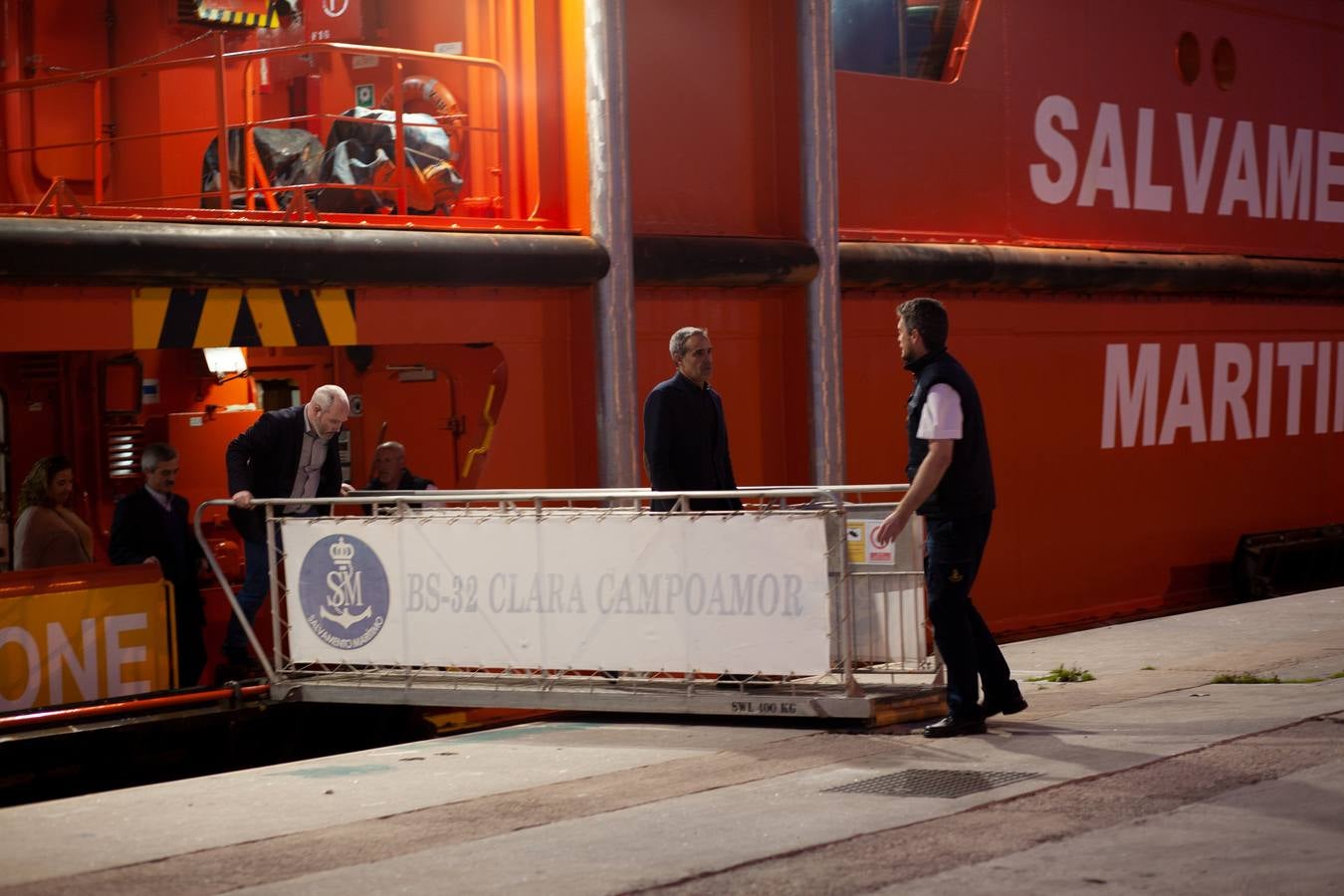 Instalan un sonar y un robot submarino en el «Clara Campoamor» para buscar el «Rúa Mar»