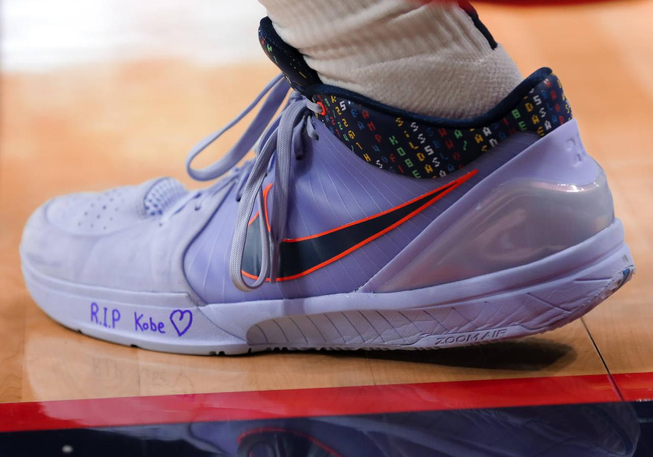 Un gran número de jugadores de la NBA dedicaron mensajes a Bryant en sus zapatillas. 