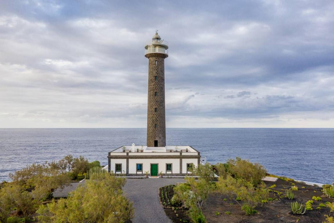 Faro de Punta Cumplida. El actor podrá disfrutar del complejo turístico en las instalaciones anexas al faro, las conocidas como viviendas de los fareros que, tras una intensa labor de rehabilitación del edificio se ha convertido en un alojamiento muy exclusivo. El trabajo de los arquitectos fue alabado por los medios y autoridades en 2017 dado que se restauraron y embellecieron las instalaciones sin que ello implicara un aumento del volumen del edificio. Su aspecto exterior se conserva intacto
