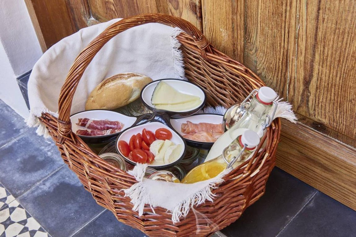 Faro de Punta Cumplida. El hotel no tiene restaurante, pero un ama de llaves se encarga cada mañana de traer el desayuno a la cama a sus huéspedes en una cesta de mimbre. También se puede pedir un romántica cena a la luz de las velas. La gastronomía mediterránea se adapta a la demanda de los clientes y corre a cargo de un chef del grupo hotelero
