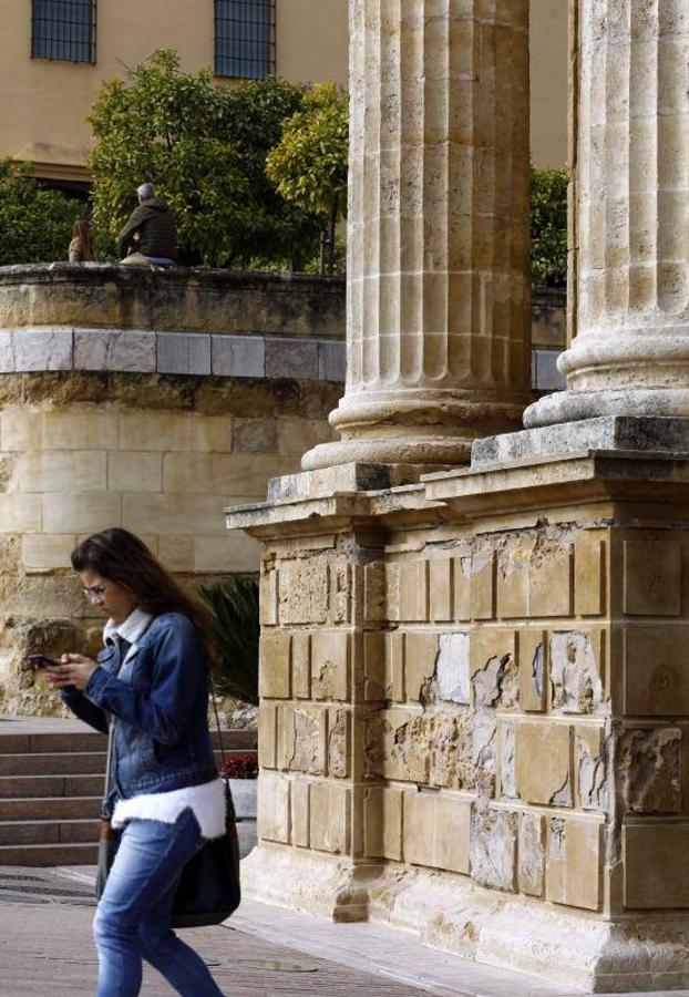 El estado de la Puerta del Puente de Córdoba, en imágenes