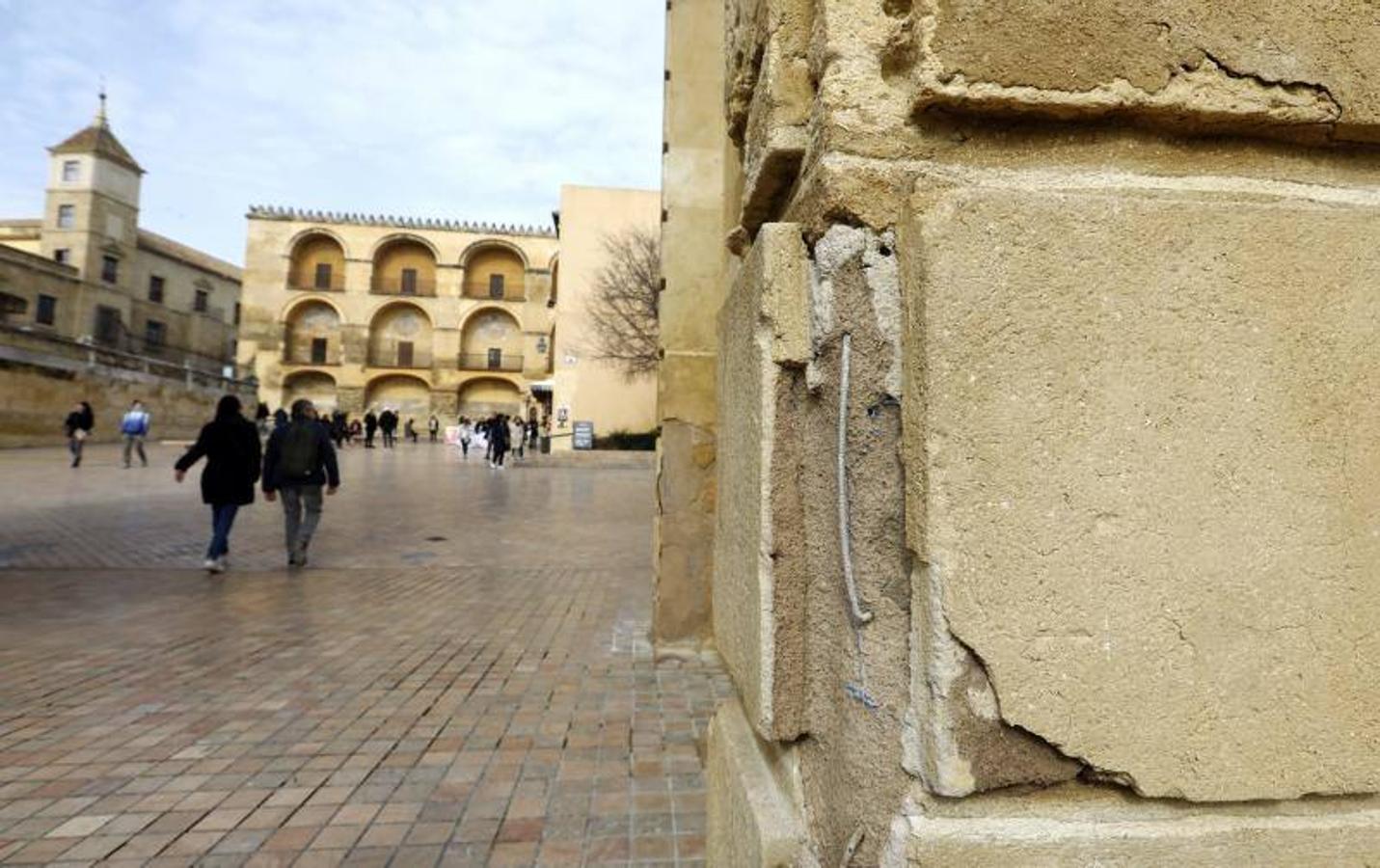 El estado de la Puerta del Puente de Córdoba, en imágenes