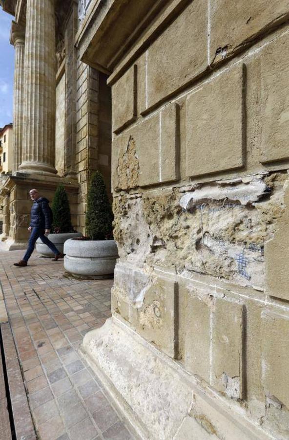 El estado de la Puerta del Puente de Córdoba, en imágenes