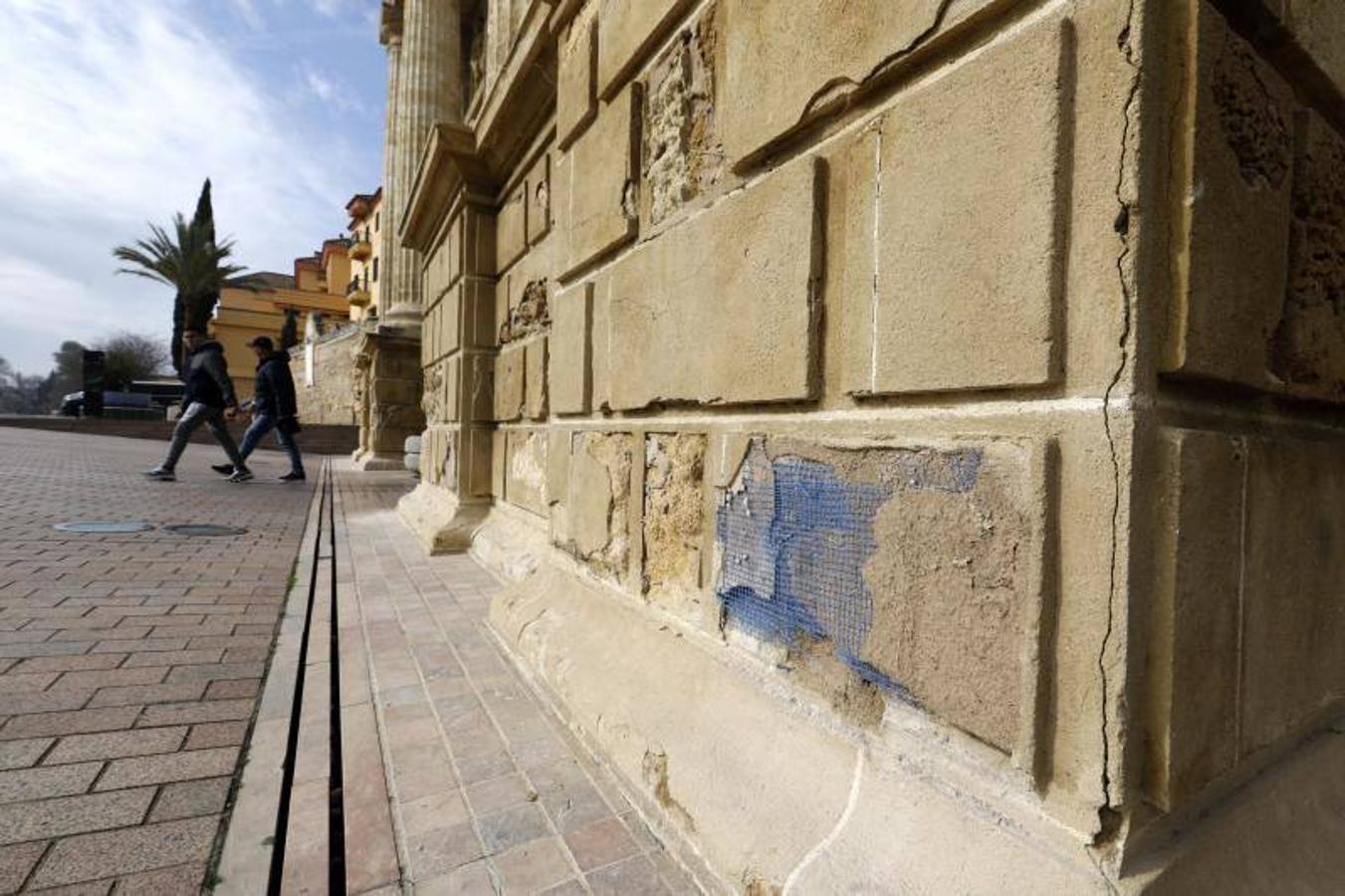 El estado de la Puerta del Puente de Córdoba, en imágenes