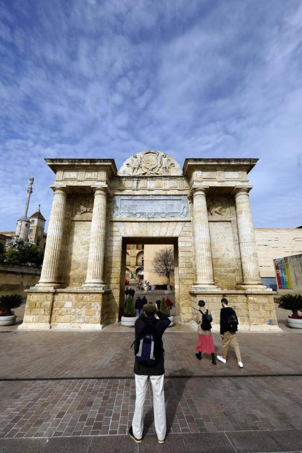 El estado de la Puerta del Puente de Córdoba, en imágenes