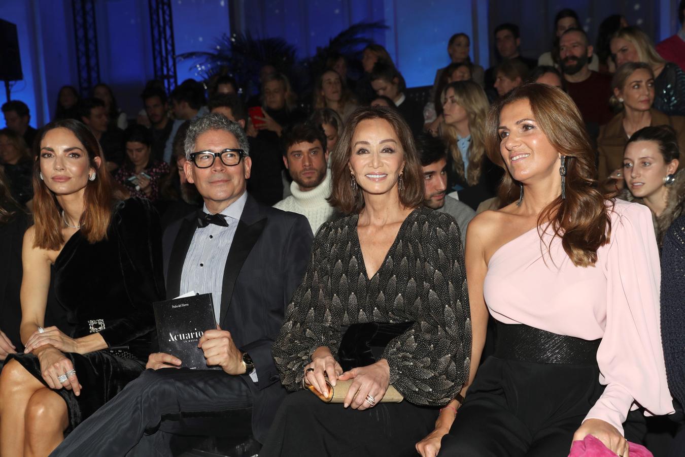 Boris Izaguirre, Isabel Preysler y Nieves Álvarez durante el desfile de Pedro del Hierro. 