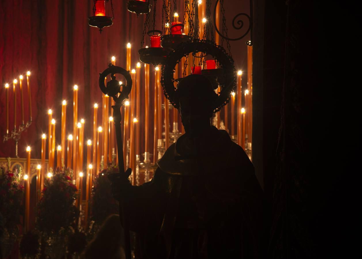 El altar de quinario del Cristo de la Buena Muerte de la Hiniesta