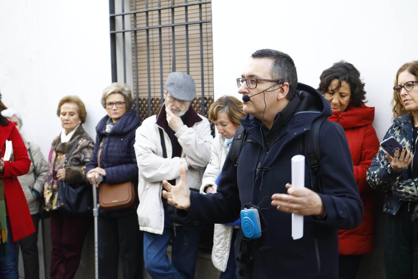 El paseo por la Córdoba del grupo Cántico, en imágenes