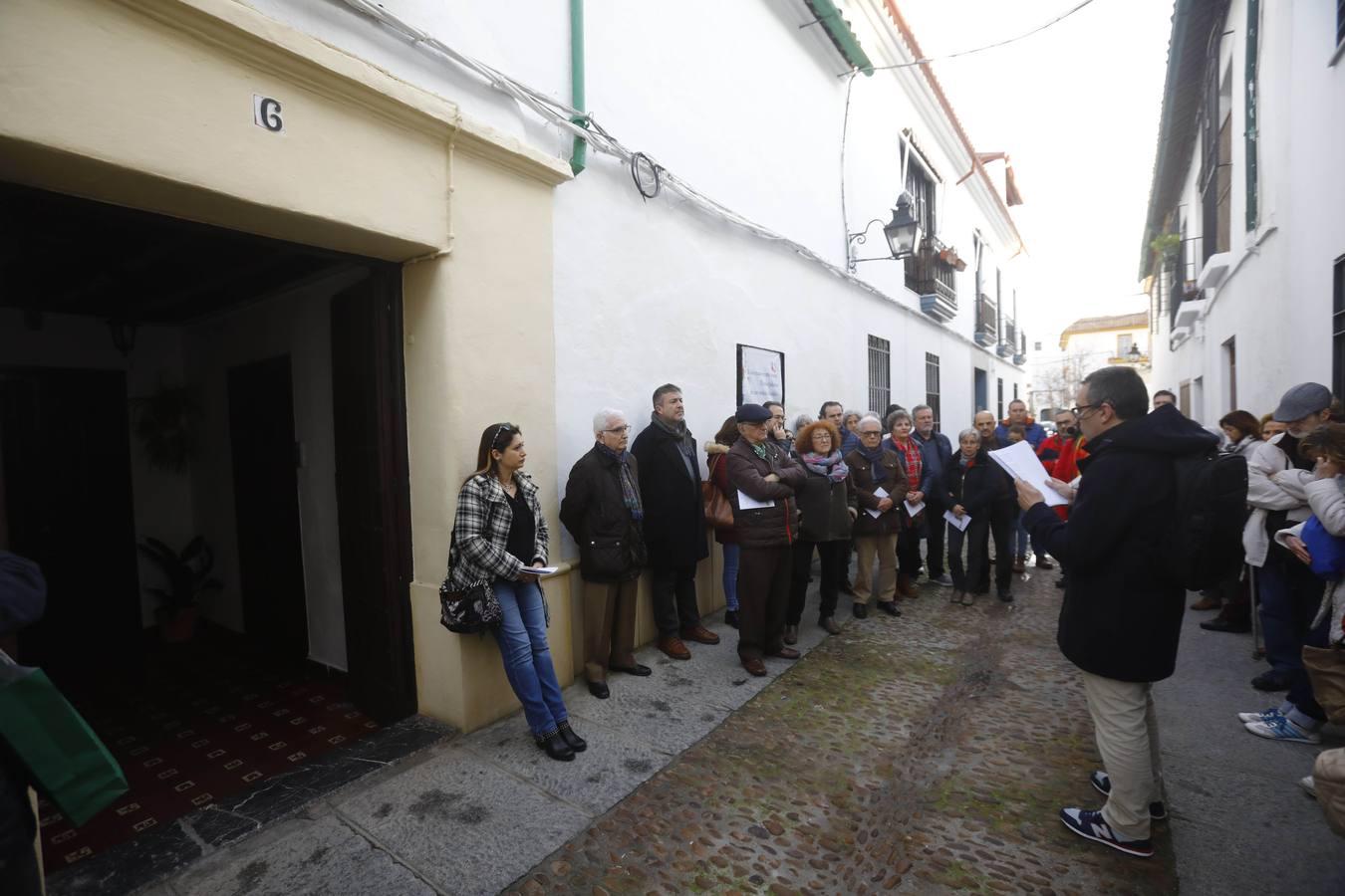 El paseo por la Córdoba del grupo Cántico, en imágenes