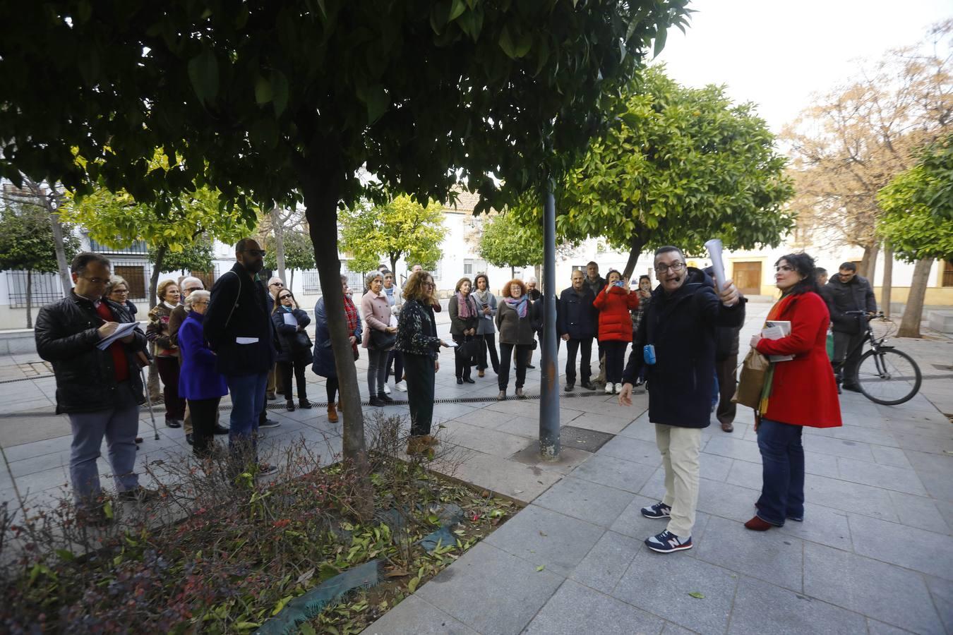 El paseo por la Córdoba del grupo Cántico, en imágenes