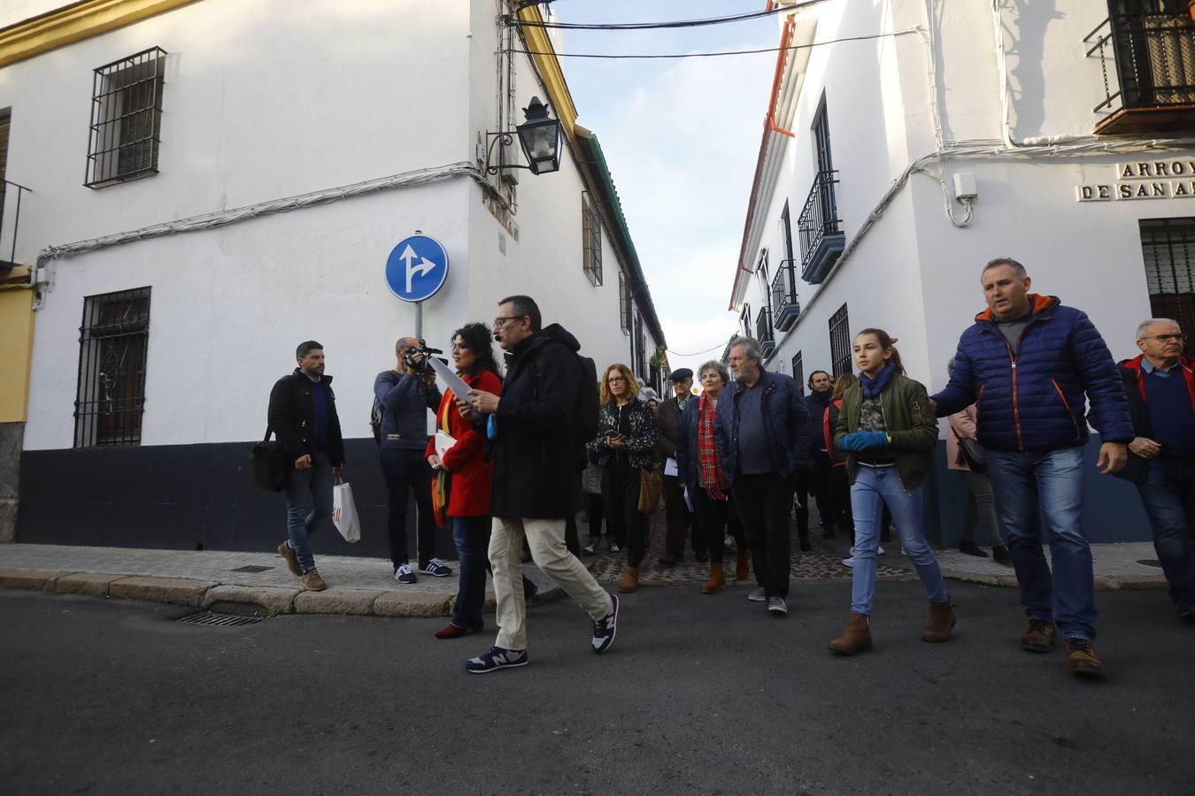 El paseo por la Córdoba del grupo Cántico, en imágenes