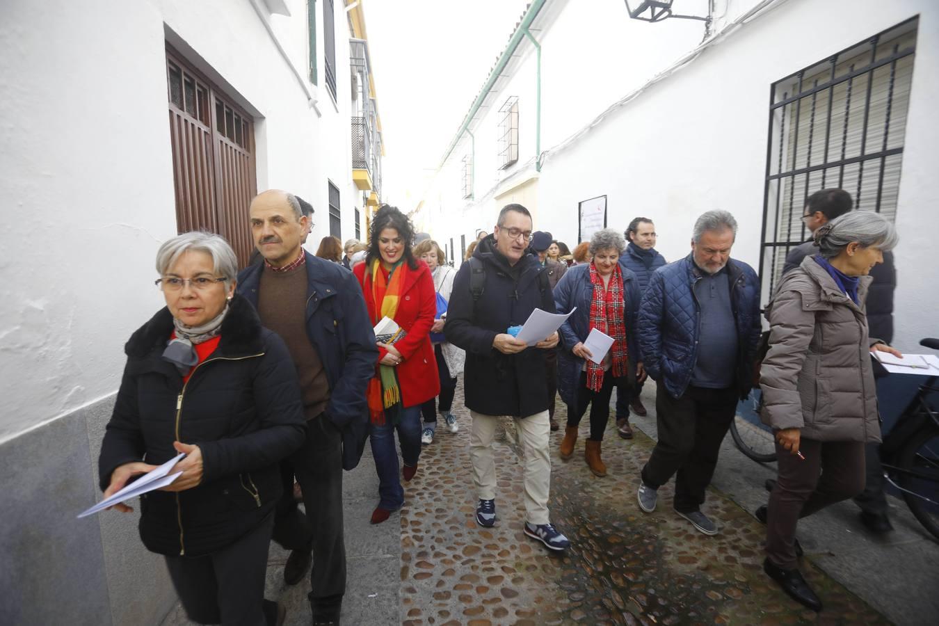 El paseo por la Córdoba del grupo Cántico, en imágenes