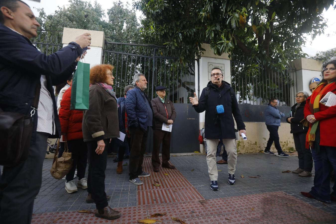 El paseo por la Córdoba del grupo Cántico, en imágenes