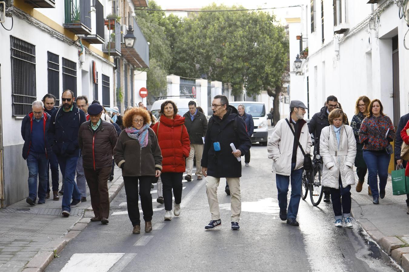 El paseo por la Córdoba del grupo Cántico, en imágenes