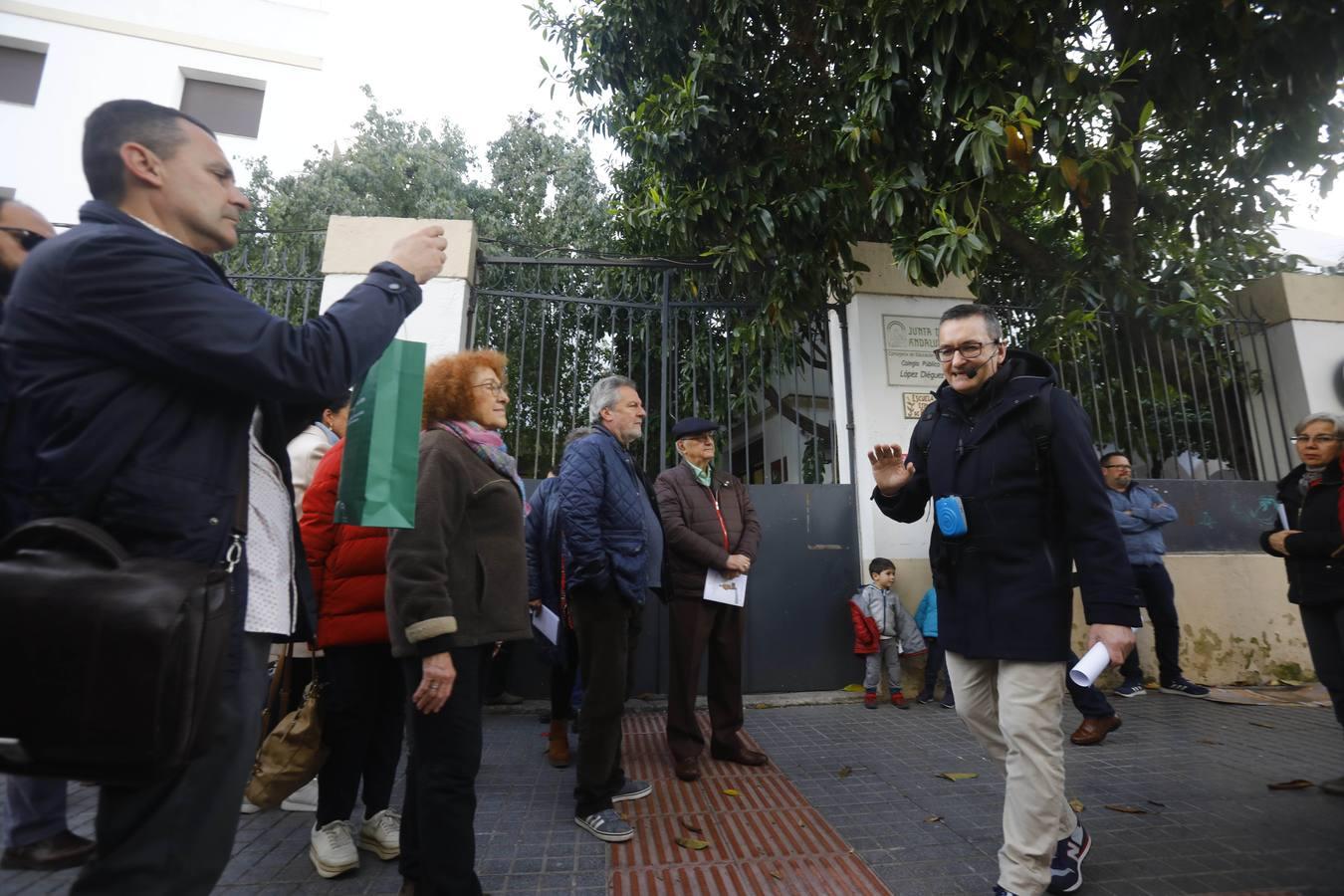 El paseo por la Córdoba del grupo Cántico, en imágenes