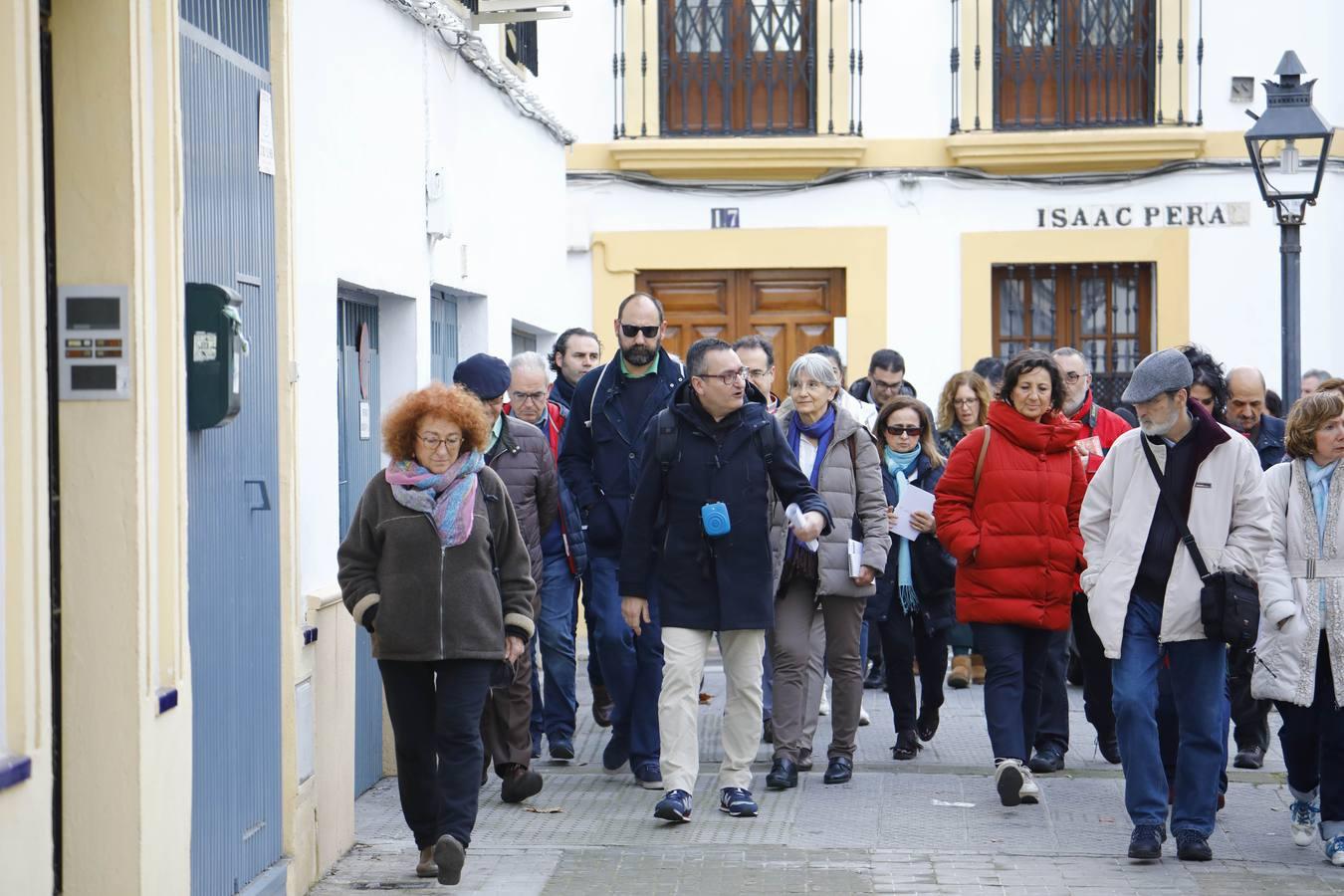 El paseo por la Córdoba del grupo Cántico, en imágenes