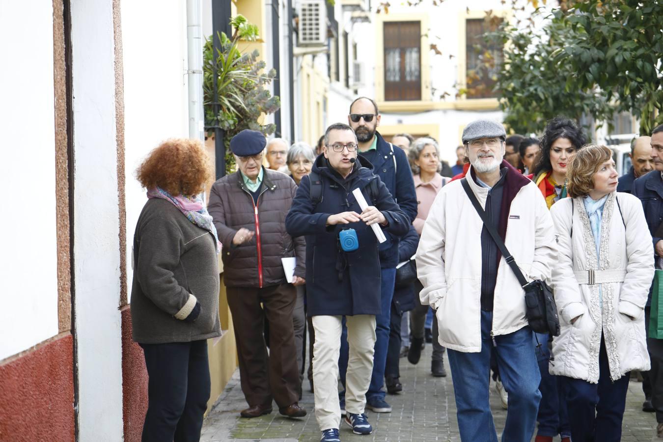 El paseo por la Córdoba del grupo Cántico, en imágenes