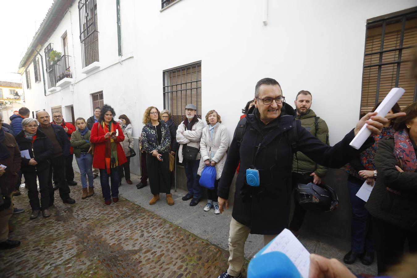 El paseo por la Córdoba del grupo Cántico, en imágenes