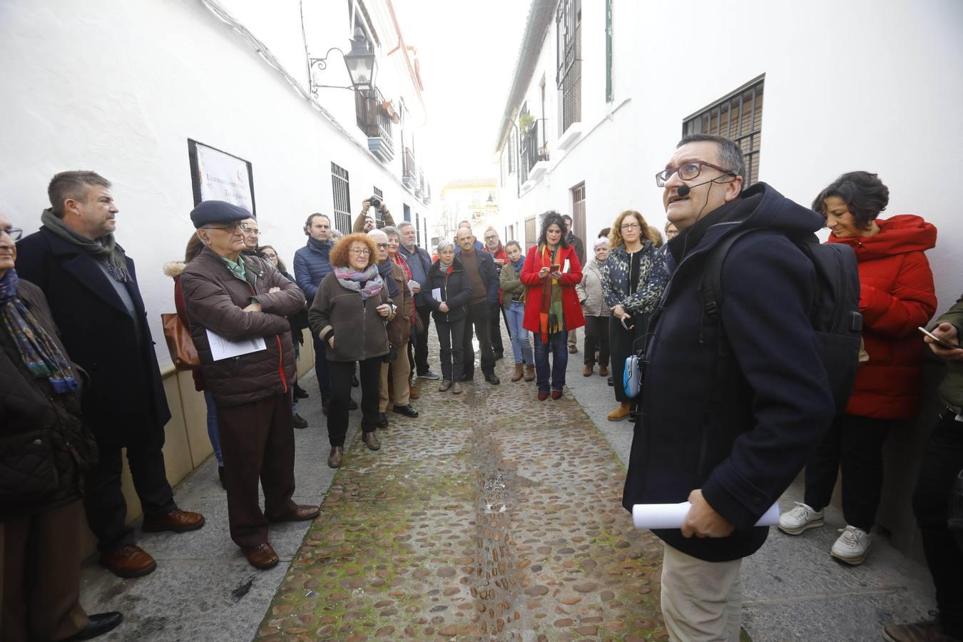 El paseo por la Córdoba del grupo Cántico, en imágenes