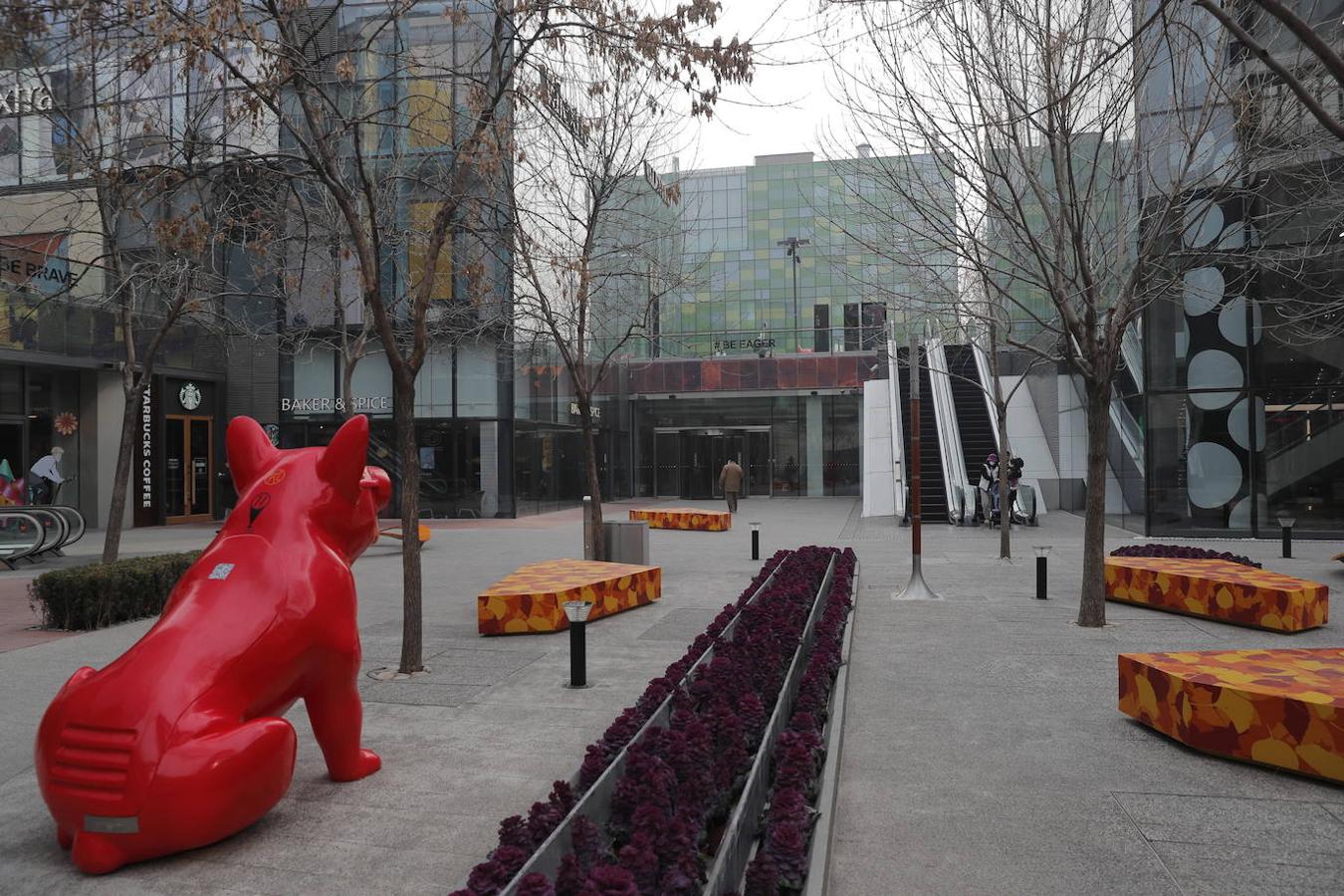 Centro comercial vacío en Pekín después de que las autoridades chinas desaconsejaran reunirse en público. 