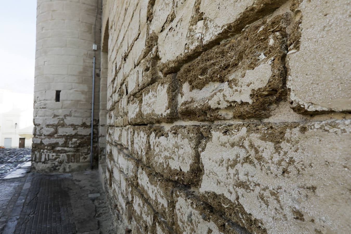 El deterioro de la iglesia de Santa Cruz