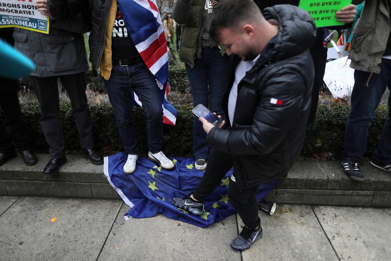 Un manifestante pisa una bandera de la Unión Europea. 