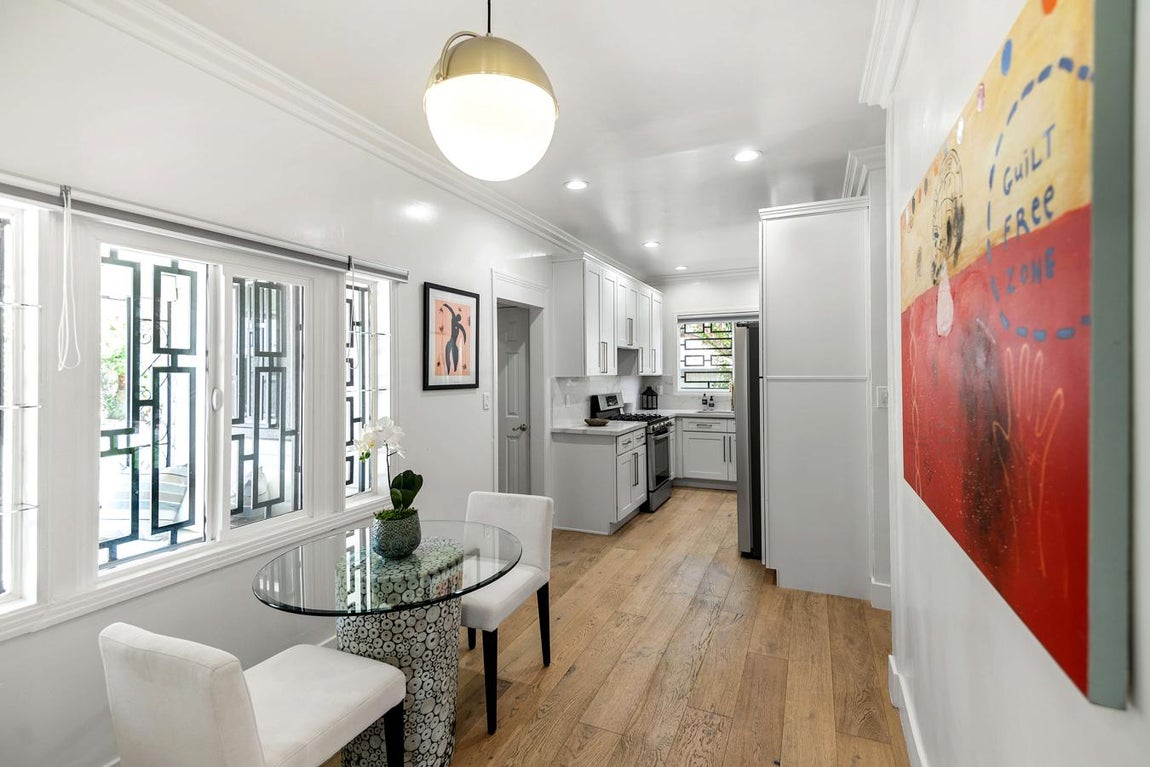 Meghan Markle en Hancock Park. La cocina es el remate de la planta baja y está separada de las demás estancias enmarcada en un pequeño pasillo y con una puerta corredera para que el inquilino opte a que forme parte de la zona común o no