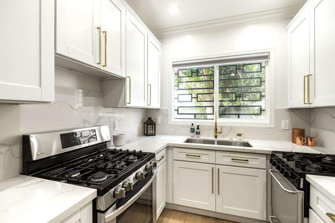 Meghan Markle en Hancock Park. Meghan Markle y el príncipe Harry han protagonizado uno de los escándalos más sonados en la historia de la Corona británica. Según las declaraciones del hijo de Lady Di el acoso mediático lo hacía temer por la estabilidad de su familia. Después de renunciar a sus privilegios, la casa real británica retiró a la pareja sus títulos y los privó de los ingresos que recibían de la institución. Pero los "royals" fraguaban su propio plan para ser millonarios.