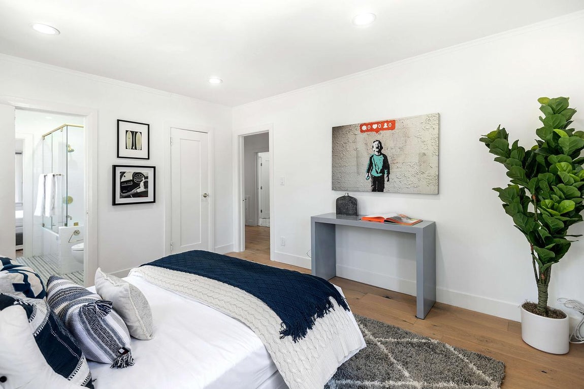 Meghan Markle en Hancock Park. La pérdida de sus estatus real resultaría simbólica económicamente dado que los fondos de la Corona, que sufragan los costes de sus apariciones públicas, actos diplomáticos y eventos, se volcarían directamente en su propia marca