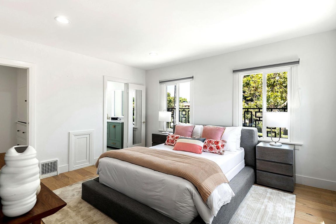 Meghan Markle en Hancock Park. Los duques de Sussex registraron 100 artículos de ropa, calendarios y postales. Todos los indicios apuntan a que podrían comenzar a vender su propio merchandising