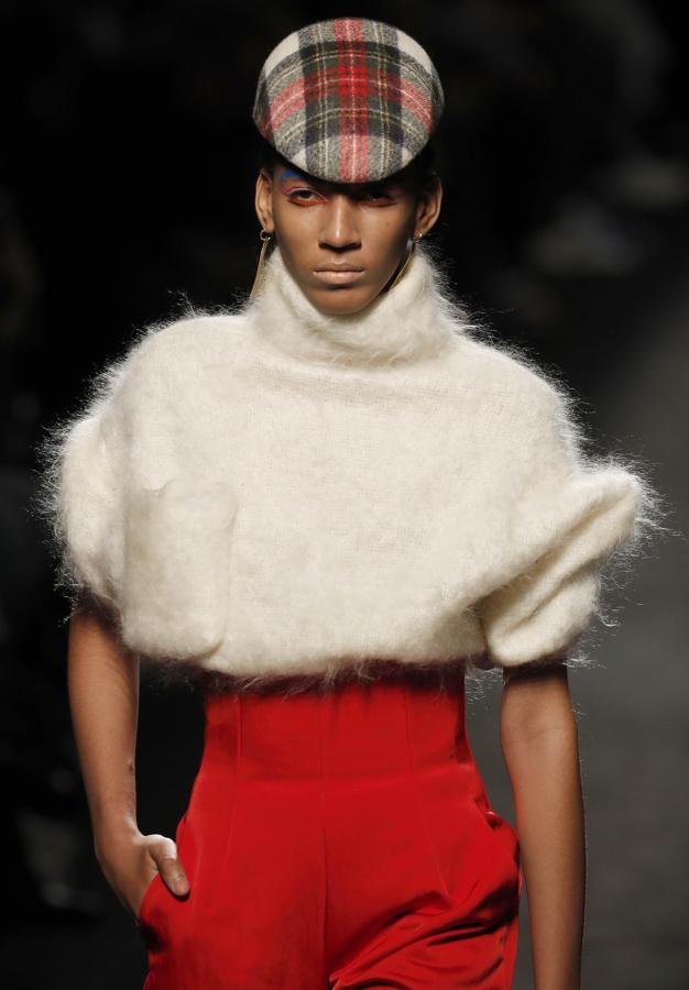 Marcos Luengo pinta de belleza la pasarela