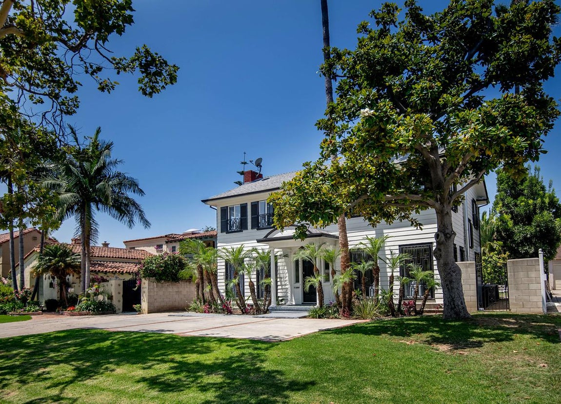 Meghan Markle en Hancock Park. La casa está en Hancock Park, una zona de ilustre vecindario. Es un barrio residencial muy elegante de Los Ángeles que nace en los años 20. Las mansiones de la zona están muy  bien conservadas: son de de estilo Tudor y Neorrenacentista y ocupan grandes parcelas y casi todas tienen pórtico y jardín (incluida la de Meghan Markle)