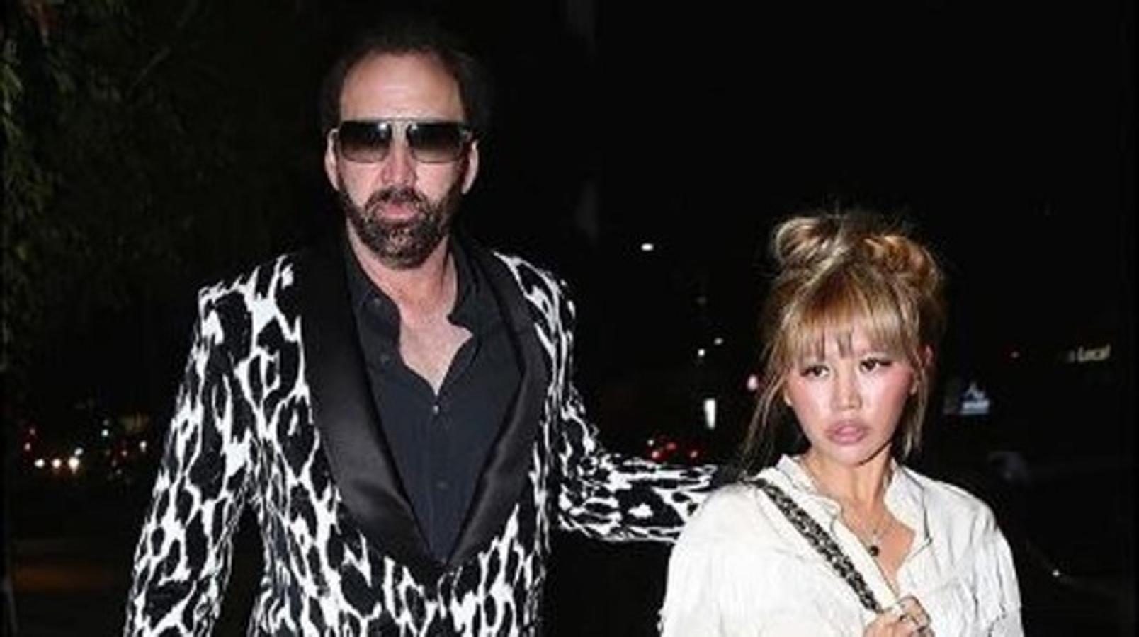 Nicolas Cage y Erika Koike. Hace ahora casi un año que el actor presentaba una demanda de anulación apenas cuatro días después de haberse casado en Las Vegas con la maquilladora Erika Koike. Al parecer, la pareja protagonizó una desagradable escena en el registro. Cuando llegó el momento de formalizar el trámite, el actor, «probablemente borracho» según varias personas presentes, acusó a su novia a gritos de querer quedarse con su fortuna. «Se quiere quedar con mi dinero. ¡Ella se quiere quedar con todo mi dinero!», fue la frase que no paraba de gritar. También se refirió al exnovio de su pareja como un «traficante de drogas», al tiempo que balbuceaba que «no iba a hacerlo». Se refería, según parece, a contraer matrimonio. Ante la amenaza del actor, la maquilladora le respondió: «Nunca te he pedido que lo hagas».