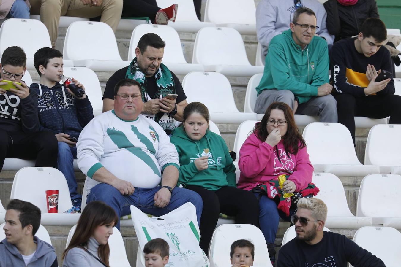 El ambiente en la grada del Córdoba-Yeclano, en imágenes