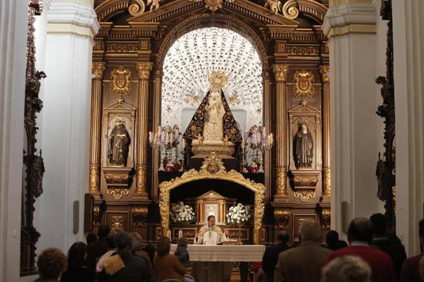 Los niños bajo el manto de la Virgen de los Dolores de Córdoba, en imágenes