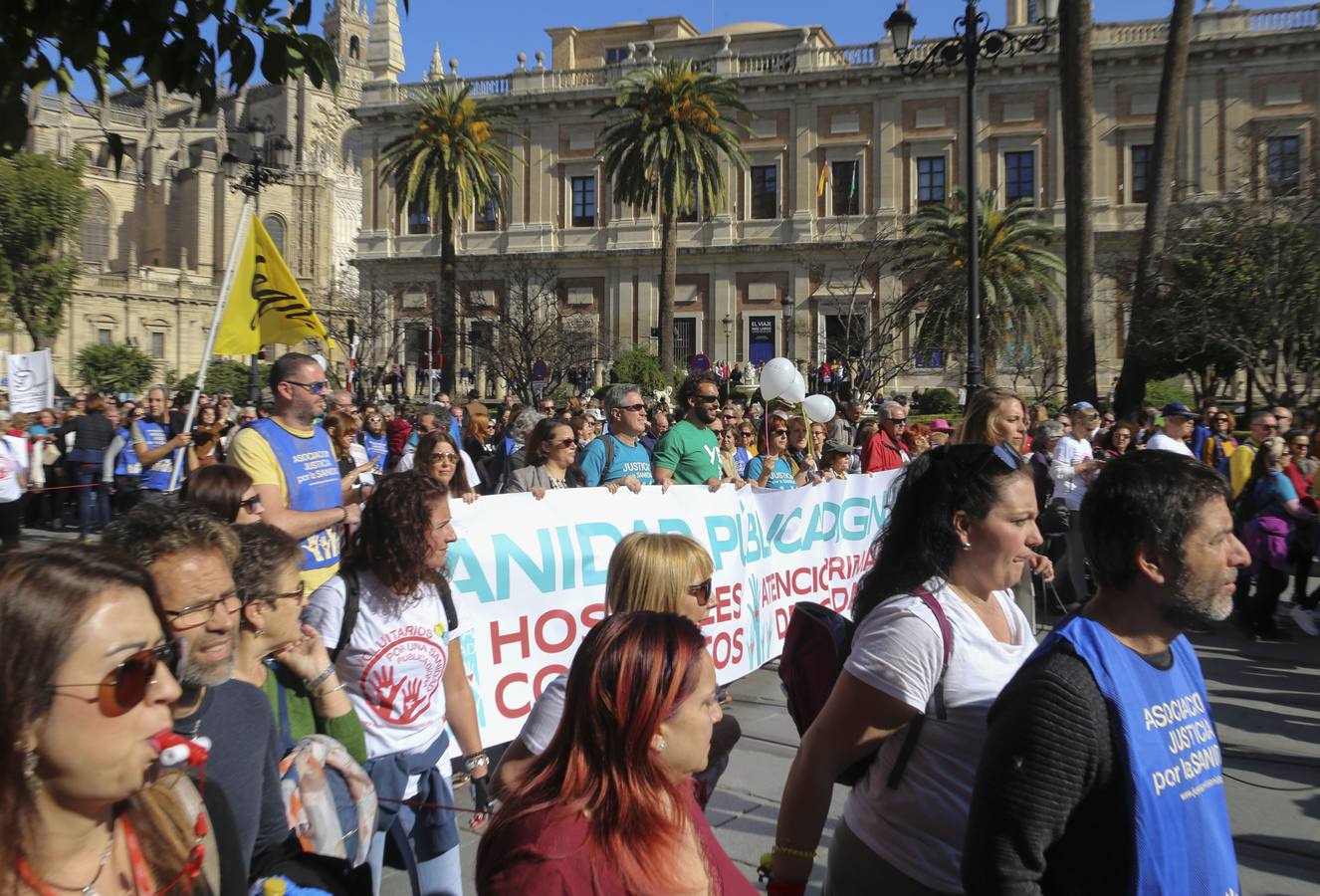 Miles de personas protestan en Sevilla contra una «pésima gestión» de la Sanidad