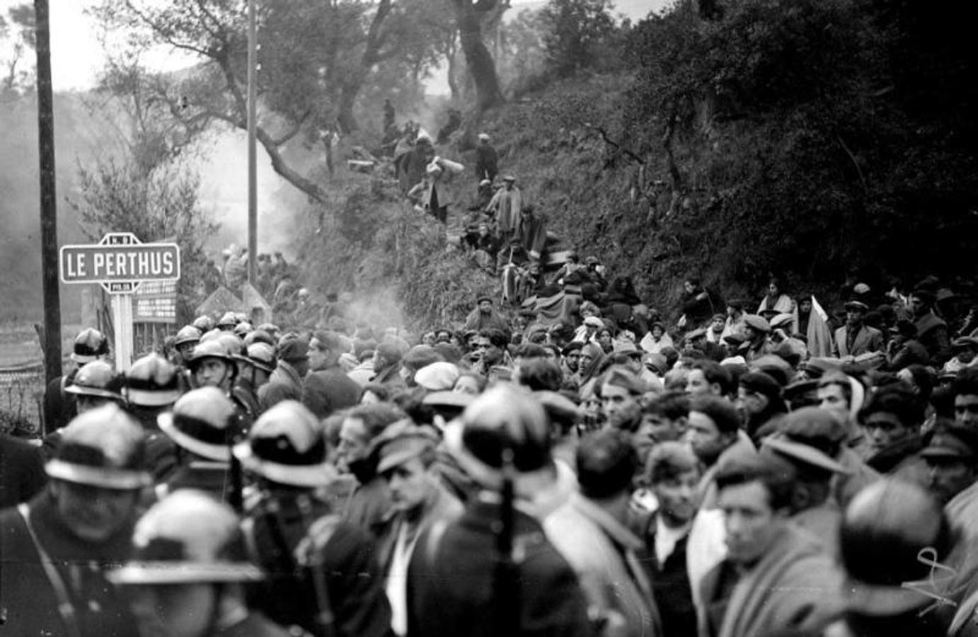 Una multitud de refugiados españoles cruzando la frontera hacia Francia. 