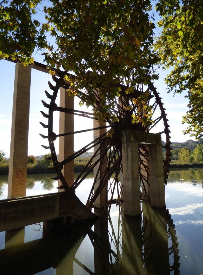 Azud recreado en la orilla derecha de Safont, frente a la Huerta del Rey. Obra incluida en el Parque de Safont proyectado en 1993 por J. R. Menéndez de Luarca, A. Precioso de Morga y G. Salvador Molezún. FOTO RAFAEL DEL CERRO. 