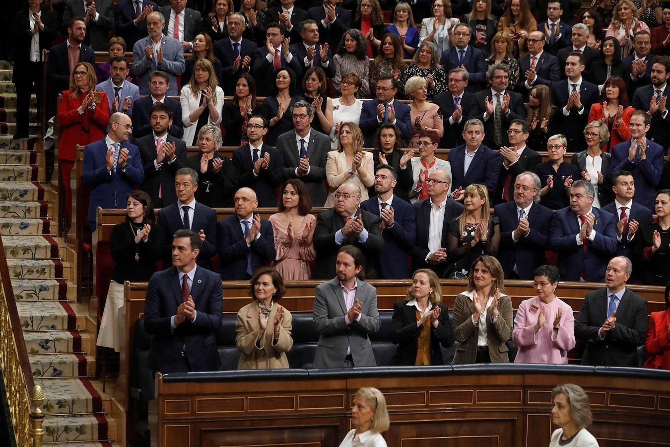 El presidente del Gobierno, Pedro Sánchez y los miembros de su Ejecutivo aplauden en el hemiciclo del Congreso durante la apertura de la XIV Legislatura.. 