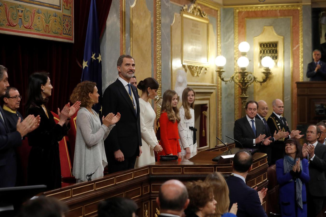 La presidenta del Congreso, Meritxell Batet (2i) y la presidenta del Senado, Pilar Llop (i) aplauden a los reyes, princesa Leonor y la infanta Sofía durante la apertura solemne de la XIV Legislatura.. 