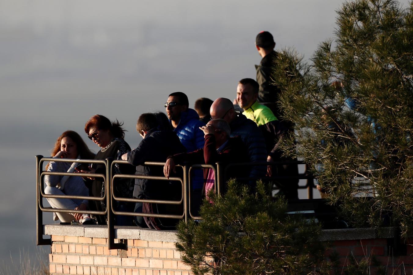 Algunas personas observan desde Paracuellos del Jarama Vista la torre de control del aeropuerto de Barajas, donde un avión Boeing 767-300 de la aerolínea Air Canadá, que despegó del aeropuerto madrileño rumbo a Toronto (Canadá) a las 14.33 horas y, tras detectar problemas técnicos, se prepararse para un aterrizaje de emergencia en Barajas. 