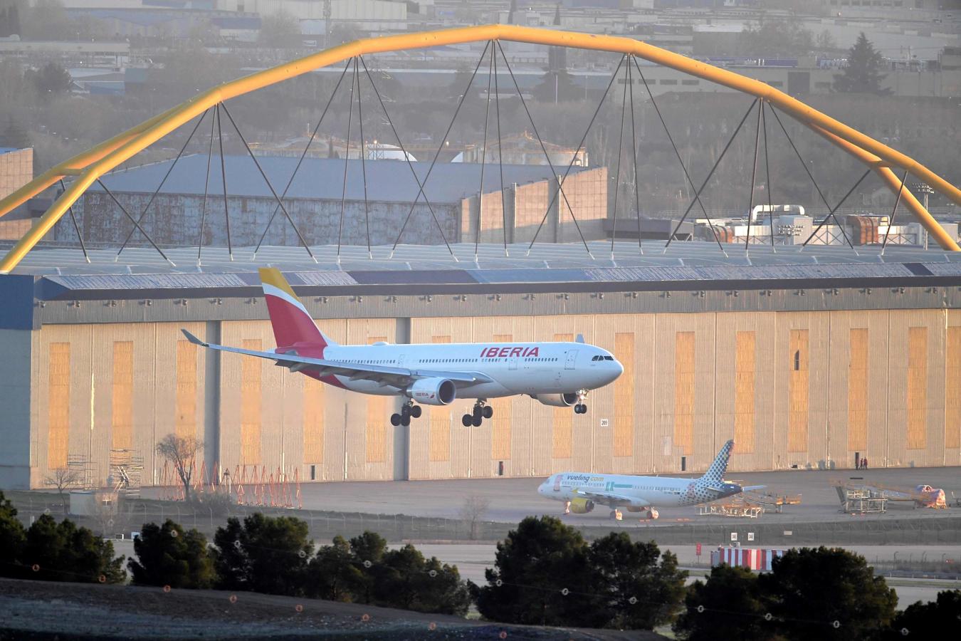 Un avión de Iberia en las pistas del Aeropuerto de Barajas, aterriza poco antes de que se produzca el aterrizaje de emergencia del vuelo comercial de Air Canada este 3 de febrero de 2020. 