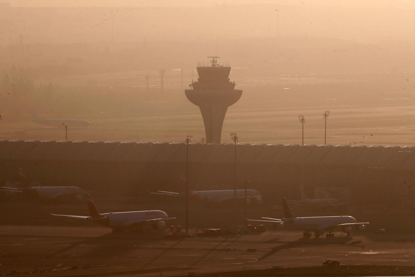 Vista de la torre de control del aeropuerto de Barajas, donde el avión Boeing 767-300 de la aerolínea Air Canadá despegó rumbo a Toronto (Canadá) a las 14.33 horas. 