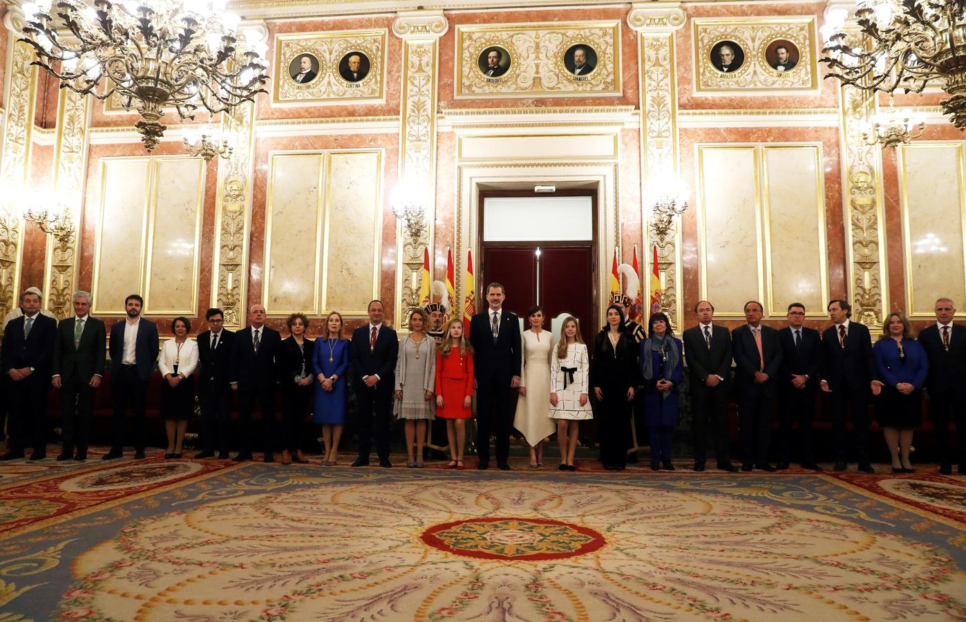 Los reyes acompañados de sus hijas posan en la foto de familia con las presidentas del Congreso, Maritxel Batet, del Senado, Pilar Llop, y con diputados y senadores tras la apertura solemne de la XIV Legislatura.. 