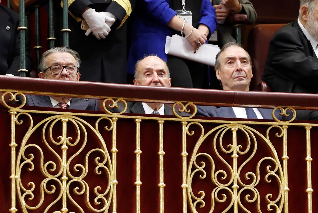 Los padres de la Constitución, Miguel Herrero y Rodríguez de Miñón (i) y Miquel Roca (c), en la tribuna de invitados del Congreso.. 