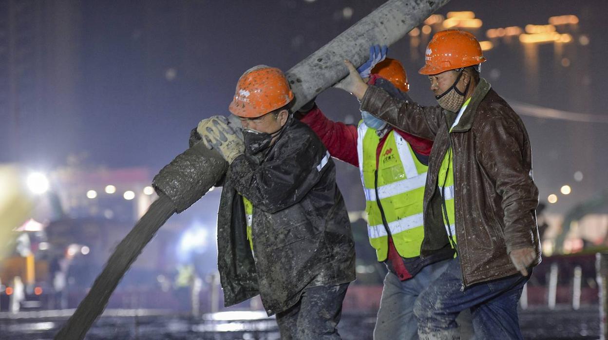 La «frenética» construcción del nuevo hospital en Wuhan por el coronavirus, en imágenes