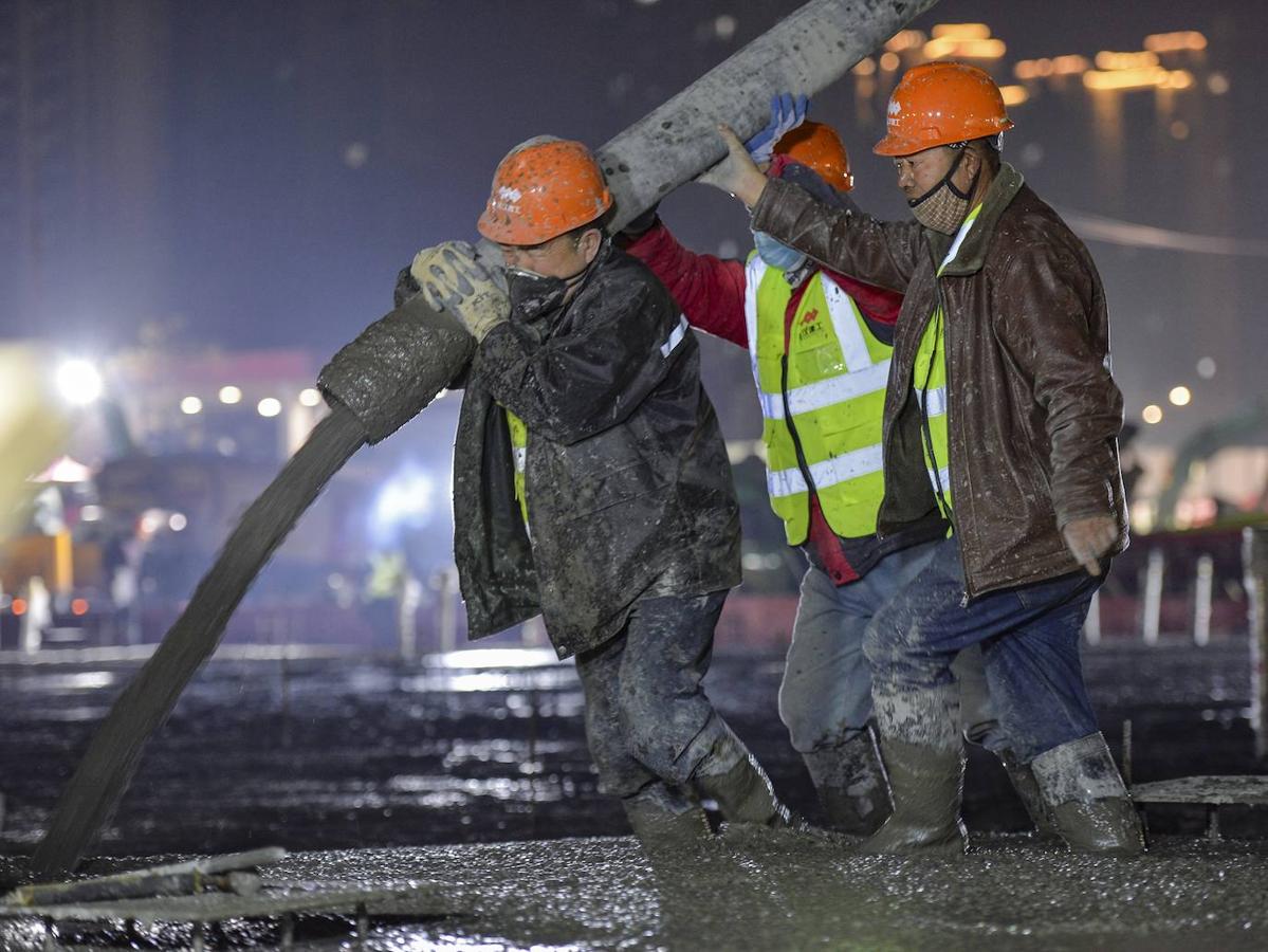 Los obreros trabajaron sin descanso para construir el nuevo hospital en solo diez días. 