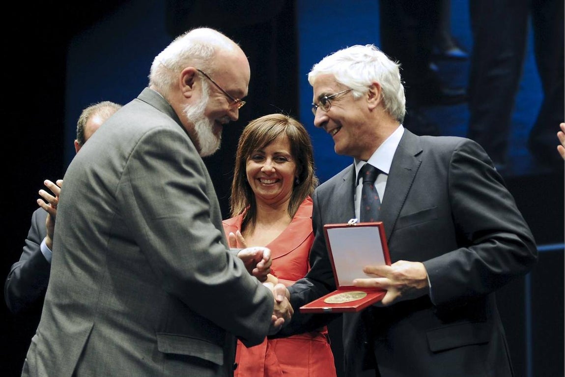 El expresidente de Castilla-La Mancha,José María Barreda (d), haciendo entrega de la la Medalla al Mérito Turístico Regional al cineasta, durante el acto institucional de la Noche del Turismo. 