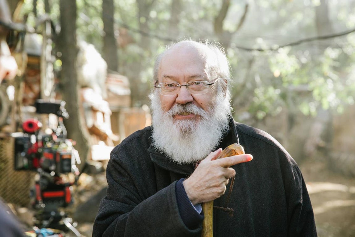Fotografía de José Luis Cuerda durante el rodaje de «Tiempo después». 