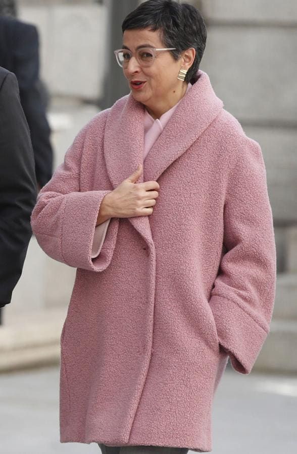 Arancha González Laya. La ministra de Exterior llevó un conjunto de abrigo de lana rosa y un pantalón gris